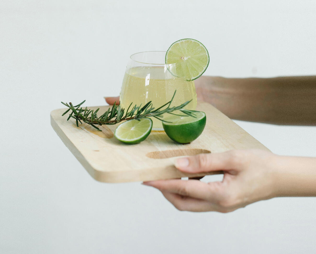 Therapist preparing healthy drinks for pain detox session